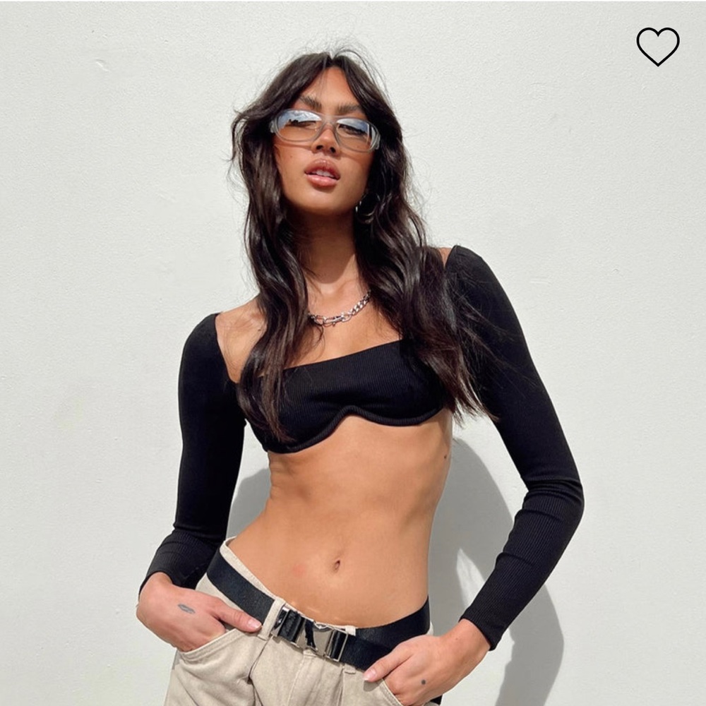 Long sleeve black crop top from Princess Polly 🖤